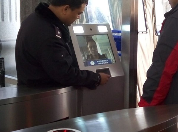 駕照科目一考試實(shí)名制人證合一自助考場解決方案